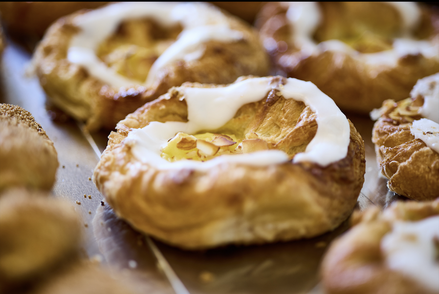 Dansk wienerbrød med glasur og mandelsplitter, tæt på hinanden
