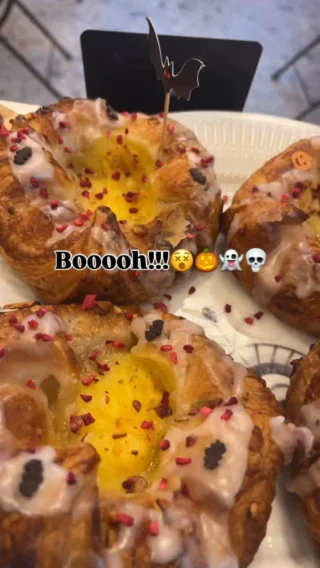 Halloween 🎃 bageren er gået halloween amok! #copenhagenbakery #pastry #pastrybypagliuca #coffee #soldout❌